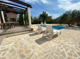 Villa Bubica- cozy holiday home in rural area with pool, hotel con parcheggio a Stankovci