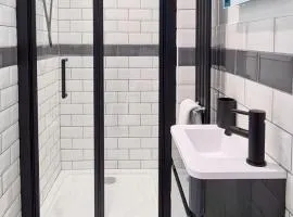 The Studio, Luxury Modern Apartment in The South Hams, Stunning walks on the doorstep, a 20 minute drive to the beautiful sandy beaches, quiet courtyard setting, Shops, Bars and Restaurants a short walk away!