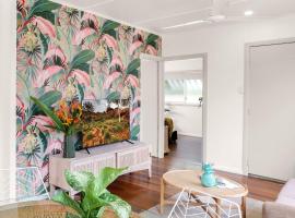 Tropicana Bungalow - Retro Getaway, hotel cu parcare din Cairns North