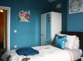 Sidings Holt - whole house sleeps up to 7: Crewe şehrinde bir otoparklı otel