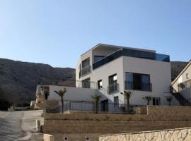 Apartments Antea, hotel with parking in Pag