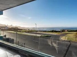 17 Marine, 2 Bedroom Sea-Facing Apt101