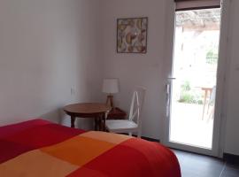 Chambre privée au coeur d'une pinède dans un quartier résidentiel, bed and breakfast a Lézignan-Corbières