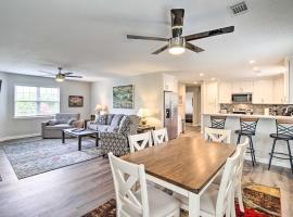 Ideally Located Luxe Beach House on Tybee Island, hytte i Tybee Island