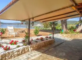 Wonderful stone house infront of the sea.