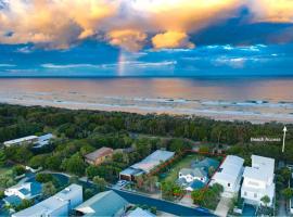 Beachfront on Collins @Casuarina Beach 1Beachfront, hotel di Casuarina