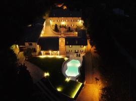 Borgo La Morra, cheap hotel in Pavullo nel Frignano