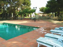 MASIA BARTOMEU Rural house between vineyards 2km from the beach, perhehotelli kohteessa El Vendrell