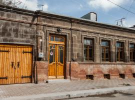 ARmoon Hotel, cabaña en Gyumri