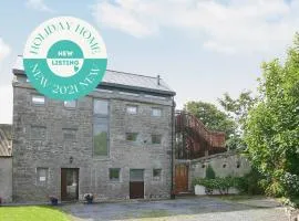 Kinvara Suites No 2 Top Floor by Trident Holiday Homes