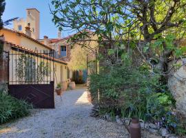 Le Clos des pins, place to stay in Claira
