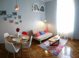 Black Gate - 2 Bedroom Apartment in the Heart of Old Town with Free Private Secured Parking