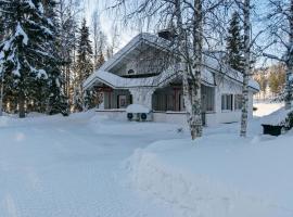 Holiday Home Hallantytär a2 paritalo by Interhome、Hyrynsalmiのコテージ