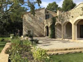 MAS DES LUNES - Remodeled luxury villa surrounded by gardens and a private pool, hotel sa Ménerbes