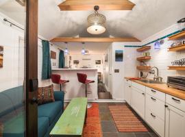 Secluded Patio Cottage Right By All The Action, hytte i Portland