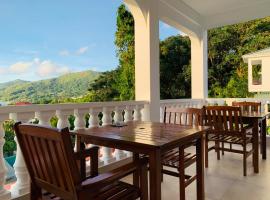 Oceanic View Apartments, pensionat i Beau Vallon