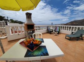 Rooftop sun lounge with ocean views, hotel in Los Caideros