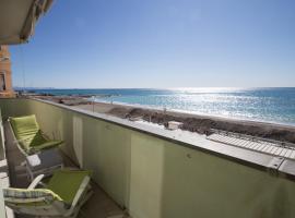 Splendido appartamento fronte mare con box doppio, hotel a Varazze