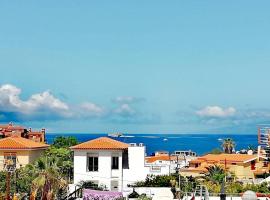 Semi-detached villa sea views, huge terrace, close beach, hotel in Palm-mar