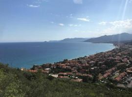 Casa indipendente su due livelli in Liguria-vista mare 6-7 Posti, hotel em Magliolo