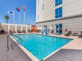 Holiday Inn Express & Suites - Phoenix Dwtn - State Capitol, an IHG Hotel: Phoenix, Arizona Capitol yakınında bir otel