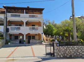 Apartments NEF, hotel v Pinezićih