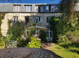 MANOIR DU TERTRE au coeur de la forêt de Brocéliande、パンポンのホテル