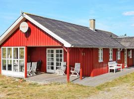 6 person holiday home in Hvide Sande – hotel z parkingiem w mieście Nørre Lyngvig