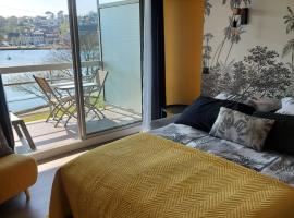 studio exposé plein sud vu sur le port de plaisance, hotel in Perros-Guirec