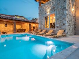 Moderne Istrische Steinvilla - 4 Sterne mit privatem, beheizbaren Pool & Meerblick, hotel in Kavran