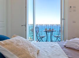 Terrazza & Romantica sospese sul mare del Borgo Antico --- Terrace & Romantic over the sea of the Ancient Village, hotel in Castelsardo