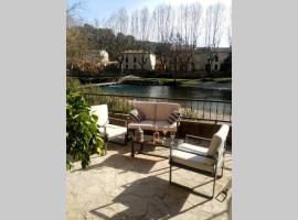 Character filled house overlooking the River Cesse, hotel i Bize-Minervois