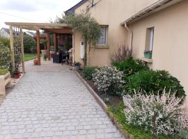 chambre à la campagne โรงแรมในBaulon