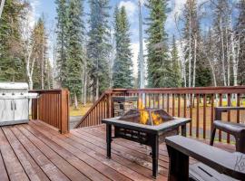 North Pole Escape with Deck and Aurora Lights Views!, holiday home in North Pole