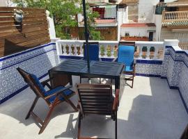 Private townhouse with roof terrace close to the beach, Hotel in M&aacute;laga