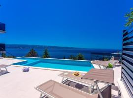 Villa Belvedere with heated pool, billiards, Media room, sea views,10 pax, cabaña o casa de campo en Omiš