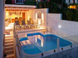 Idyllic villa Marieta with private pool and unforgettable view, huvila Makarskassa