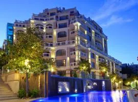 Luxurious and panoramic apartments at the beach in La Mer complex