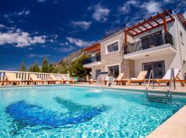 Villa MIRNA with heated pool & whirlpool, traditional wine bar, 150m from sea, hotel en Lokva Rogoznica