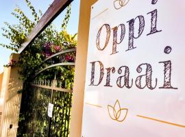 Oppi Draai Guesthouse, hotel cerca de Ateljee Thijs Nel Gallery, Oudtshoorn