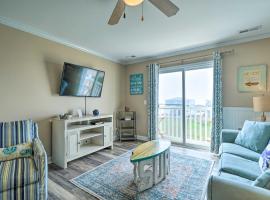 Ocean-View Oak Island Condo, 1 Block to Beach!, hotel en Oak Island