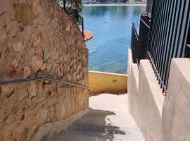 Joli studio les pieds dans l eau avec place de Parking gratuite, hotel in Bandol