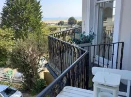 Wight On The Beach, Sleeps 4, Free Off Road Parking, Balcony with Sea Views