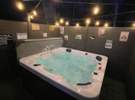 Tigers Wood - 2 bed hot tub lodge with free golf, NO BUGGY, hotelli kohteessa Swarland