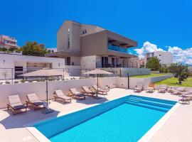 Villa Diva with 7 bedrooms, heated pool, sauna and fun zone, sea views, cabaña o casa de campo en Podstrana