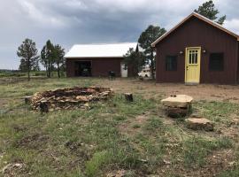 Old Raton Pass Base Camp Cabin with Loft Northern New Mexico Mountain Ranch on Colorado Border cabin, hotell i Raton