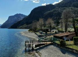 Como Lakeside Cottage - Petfriendly with private garden and access to the lake，Onno的有停車位的飯店