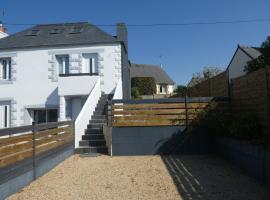 Le gîte du forgeron, beach hotel in Trélévern