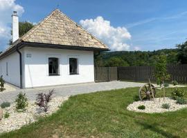 Biely domček so záhradou v malej obci Devičie, holiday rental in Devičie