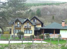 Smještaj na selu Porodica Gvozdenac, hotel poblíž významného místa Soko Grad, Šipovo